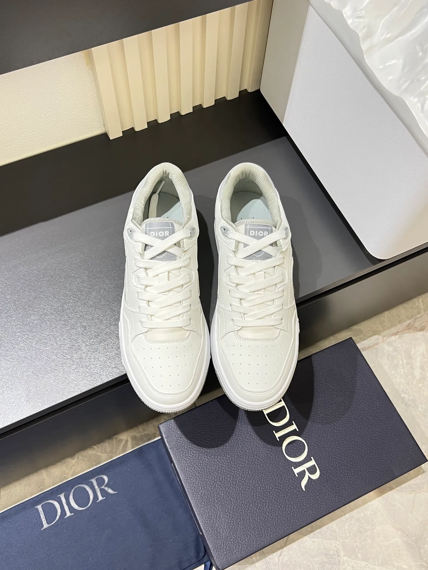 Men's shoes 💰p440 "Dio*" mid-top B27 casual sneakers. This B27 high-top sneaker is a new product in the series and continues Di*r's classic style. Crafted from gray and white smooth calf leather with beige and black Oblique print panels on the sides. The "CD Icon" shaped shoelace eyelets are clever and delicate, and the two-color rubber sole, rear collar and heel are all equipped with the brand's iconic details to enhance the style. Oblique printed straps at the ankle allow for an adjustable fit to complement the overall design. Fashionable and versatile, it can complement any look. Create an exquisite design with unique dynamic vitality and modern atmosphere, presented in low-top and high-top styles. This new must-have shoe adds a new dimension to Dior's archive heritage, embodying modern elegance. Purchase the original version and make it 1:1. If you need top quality, please come to me! Male 38-44!